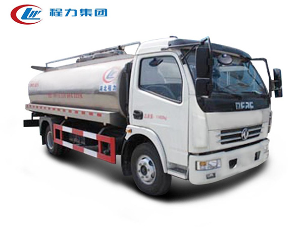 東風多利卡鮮奶運輸車